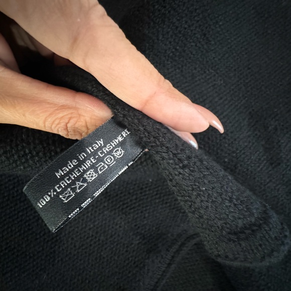 Chanel cashmere black scarf - Picture 4 of 5